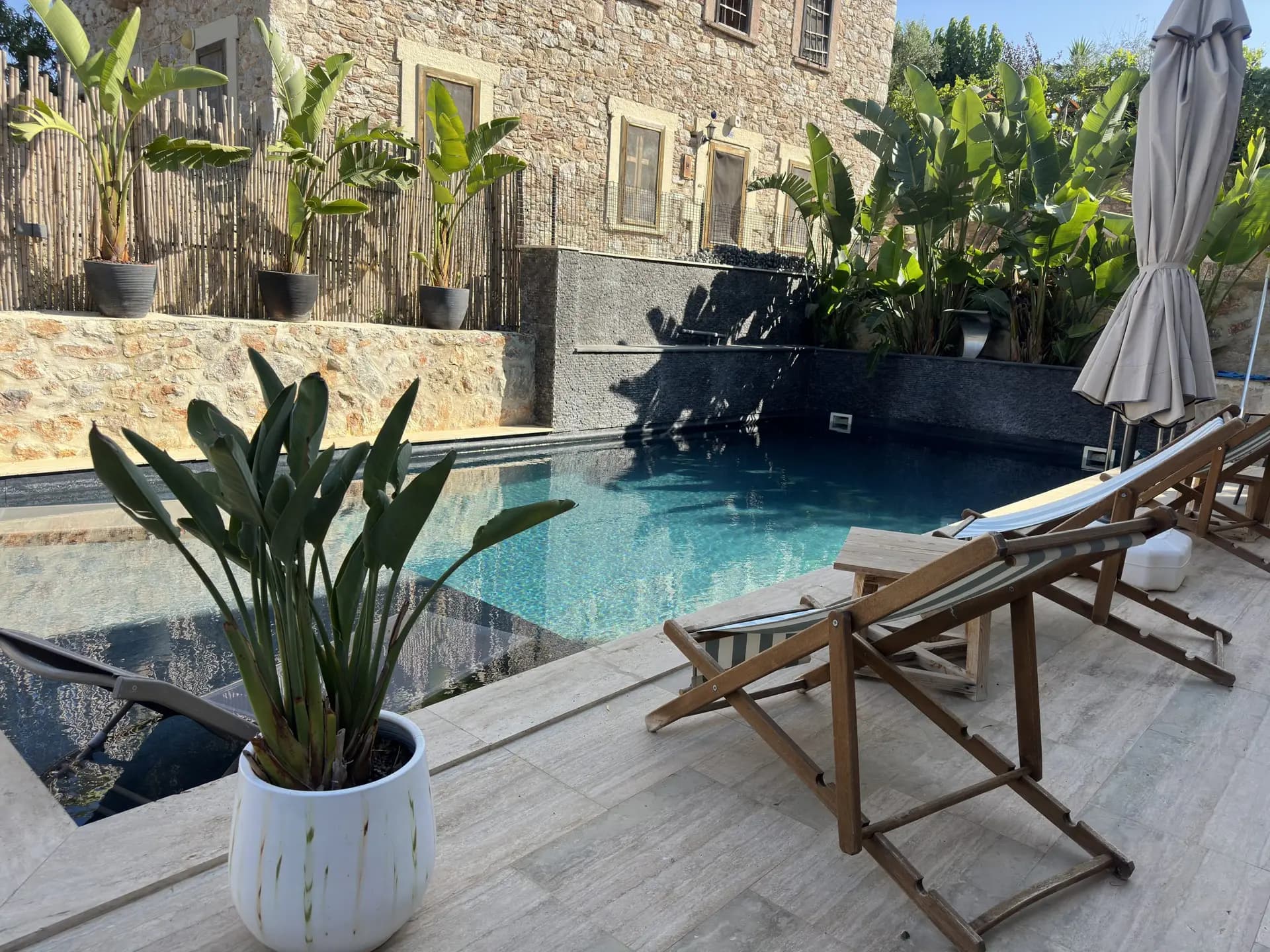 7011 Dadya Rooms — taş yapı ve bahçe